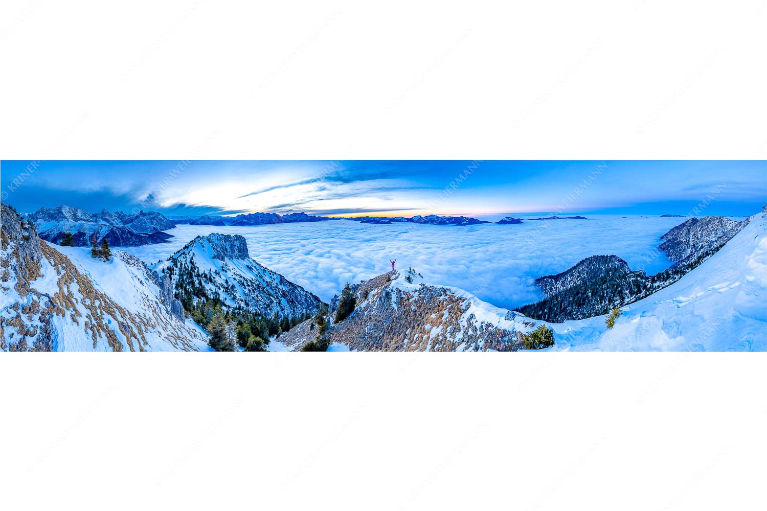 Frei sein – Seitenverhältnis 4:1 — Bergsteiger am Seinskopf im Soierngebirge Blick vom Seinskopf über das Wolkenmeer in den Sonnenuntergang