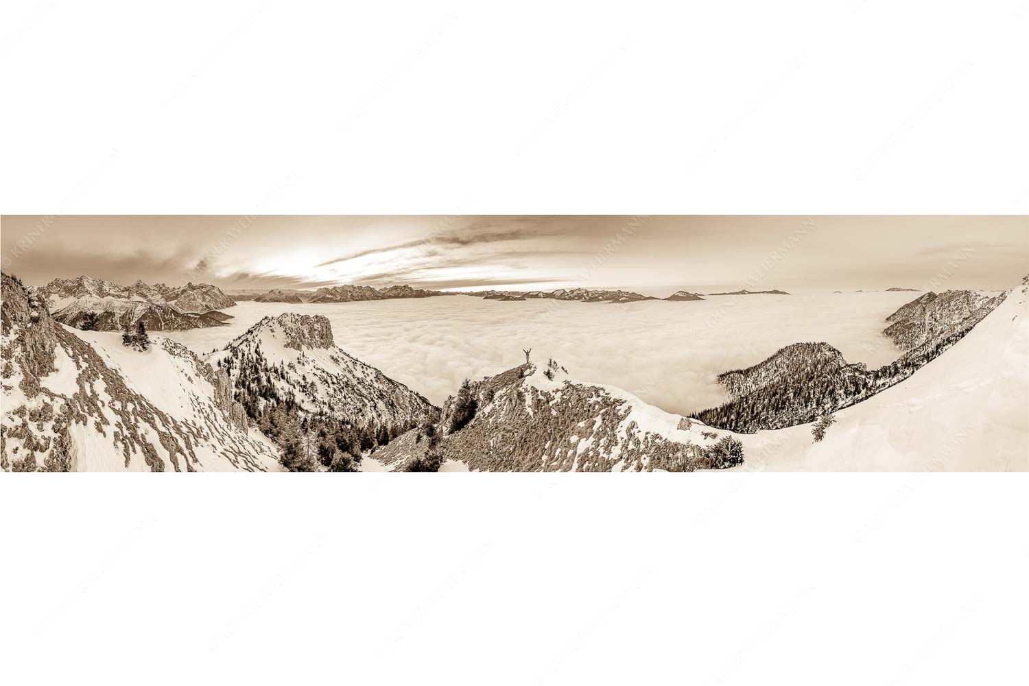 Frei sein – Seitenverhältnis 4:1 — Bergsteiger am Seinskopf im Soierngebirge Blick vom Seinskopf über das Wolkenmeer in den Sonnenuntergang