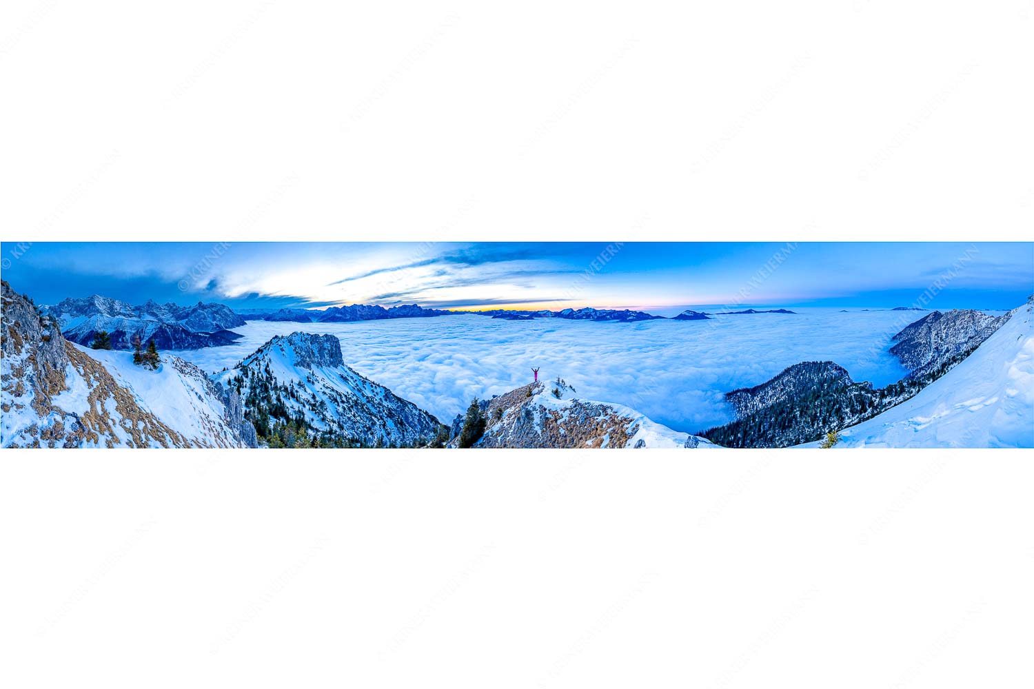Frei sein – Seitenverhältnis 5:1 — Bergsteiger am Seinskopf im Soierngebirge Blick vom Seinskopf über das Wolkenmeer in den Sonnenuntergang