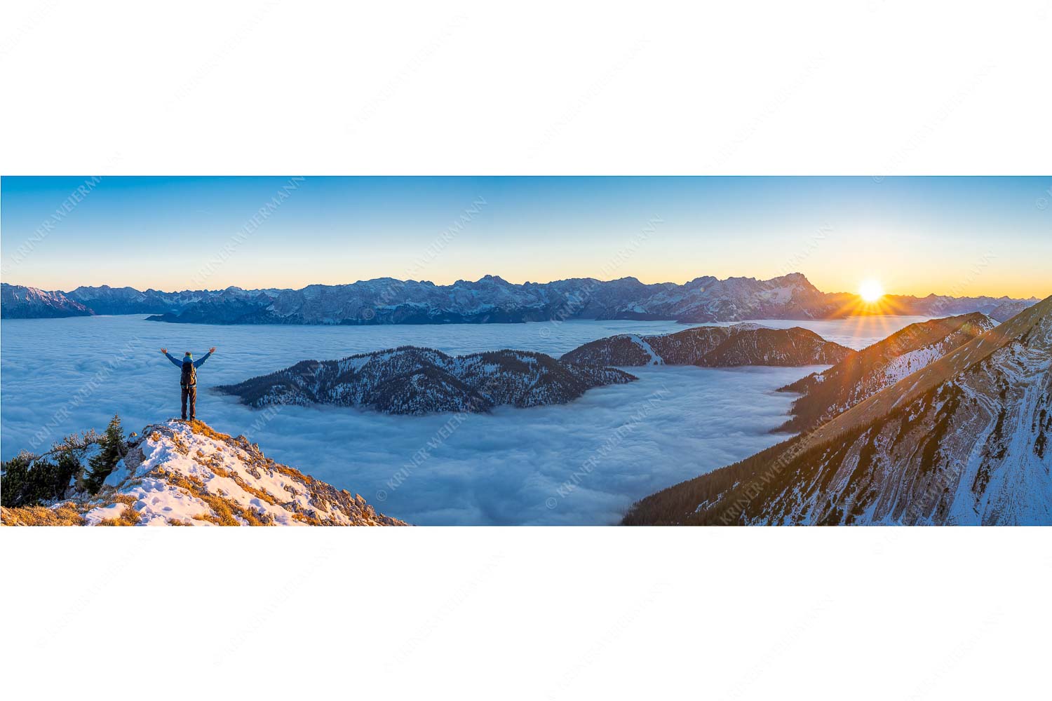 Freude – Seitenverhältnis 3:1 — Bergsteiger im Estergebirge Blick aus dem Estergebirge über Nebelmeer zum Sonnenuntergang an der Zugspitze