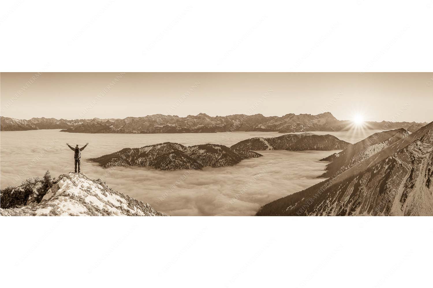 Freude – Seitenverhältnis 3:1 — Bergsteiger im Estergebirge Blick aus dem Estergebirge über Nebelmeer zum Sonnenuntergang an der Zugspitze