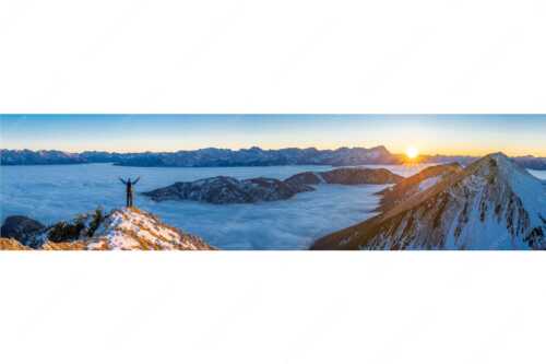 Blick aus dem Estergebirge über Nebelmeer zum Sonnenuntergang an der Zugspitze - Freude - Seitenverhältnis 4:1 - Bergsteiger im Estergebirge - weitere Infos unter https://www.kriner-weiermann.de