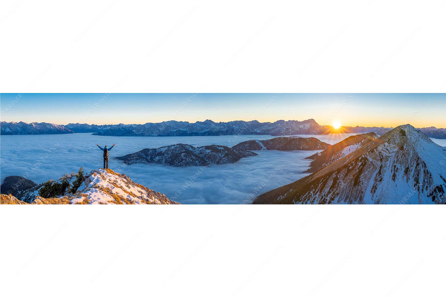 Freude – Seitenverhältnis 4:1 — Bergsteiger im Estergebirge Blick aus dem Estergebirge über Nebelmeer zum Sonnenuntergang an der Zugspitze