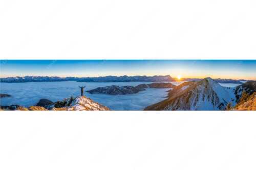 Blick aus dem Estergebirge über Nebelmeer zum Sonnenuntergang an der Zugspitze - Freude - Seitenverhältnis 5:1 - Bergsteiger im Estergebirge - weitere Infos unter https://www.kriner-weiermann.de