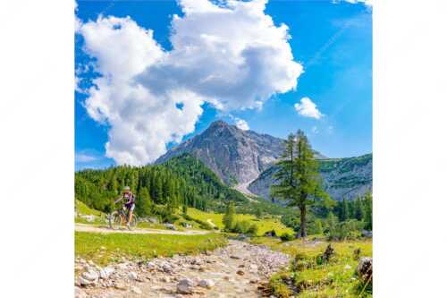 MTB Fahrerin im Halleranger mit Speckkarspitze im Karwendelgebirge - Freudige Abfahrt - Seitenverhältnis 1:1 - Mountainbike Halleranger im Karwendel - weitere Infos unter https://www.kriner-weiermann.de