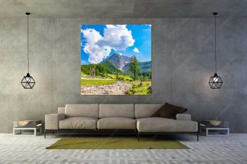 MTB Fahrerin im Halleranger mit Speckkarspitze im Karwendelgebirge - Freudige Abfahrt - Größe ca. 160x160cm, Seitenverhältnis 1:1 - Mountainbike Halleranger im Karwendel - weitere Infos unter https://www.kriner-weiermann.de
