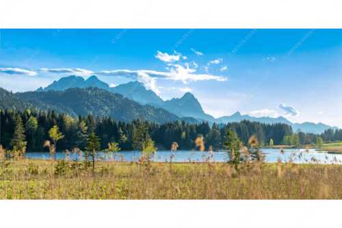Blick über den Geroldsee mit Zugspitzmassiv im Wetterstein - Frische Birken - Seitenverhältnis 2:1 - Geroldsee mit Zugspitzmassiv - weitere Infos unter https://www.kriner-weiermann.de
