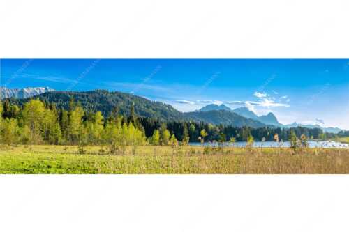 Blick über den Geroldsee mit Zugspitzmassiv im Wetterstein - Frische Birken - Seitenverhältnis 3:1 - Geroldsee mit Zugspitzmassiv - weitere Infos unter https://www.kriner-weiermann.de