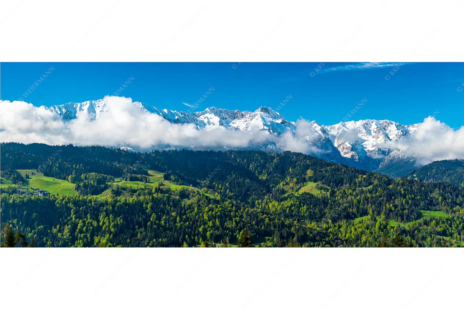 Frühling und Winter – Seitenverhältnis 2,5:1 — Dreitorspitzen im Wetterstein Erstes Grün im Tal und frischer Schnee auf den Bergen im Wettersteingebirge