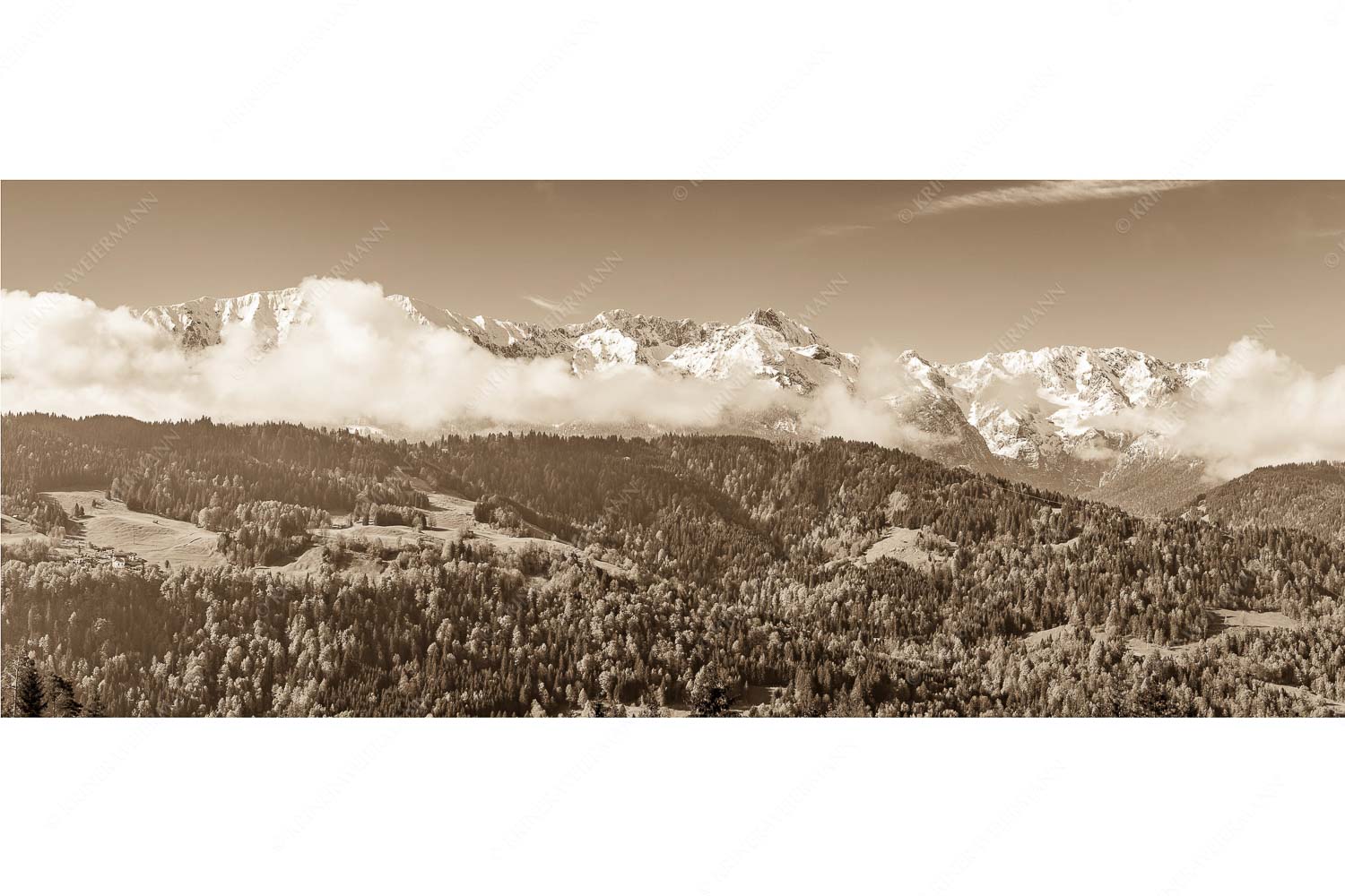 Frühling und Winter – Seitenverhältnis 2,5:1 — Dreitorspitzen im Wetterstein Erstes Grün im Tal und frischer Schnee auf den Bergen im Wettersteingebirge