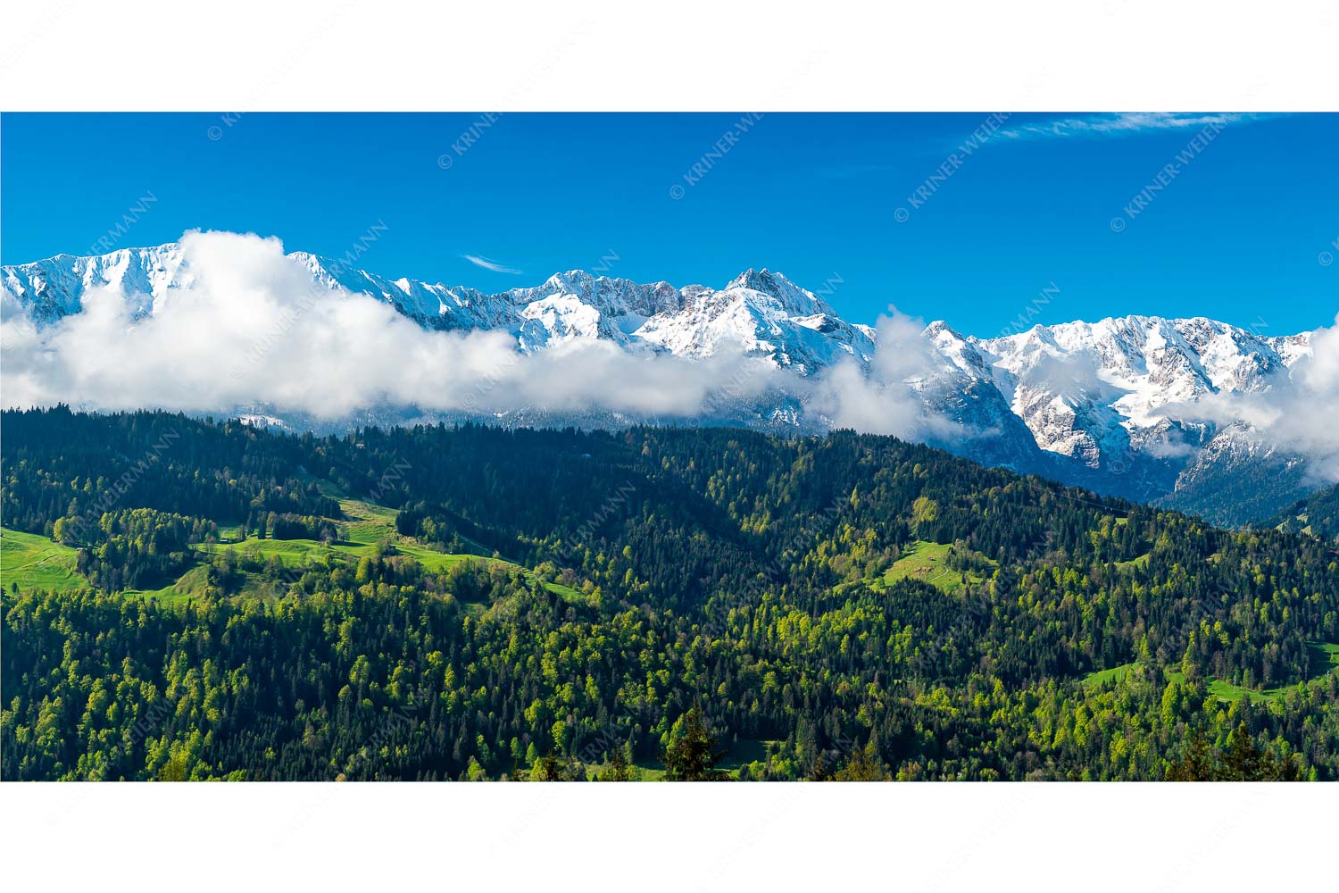 Frühling und Winter – Seitenverhältnis 2:1 — Dreitorspitzen im Wetterstein Erstes Grün im Tal und frischer Schnee auf den Bergen im Wettersteingebirge