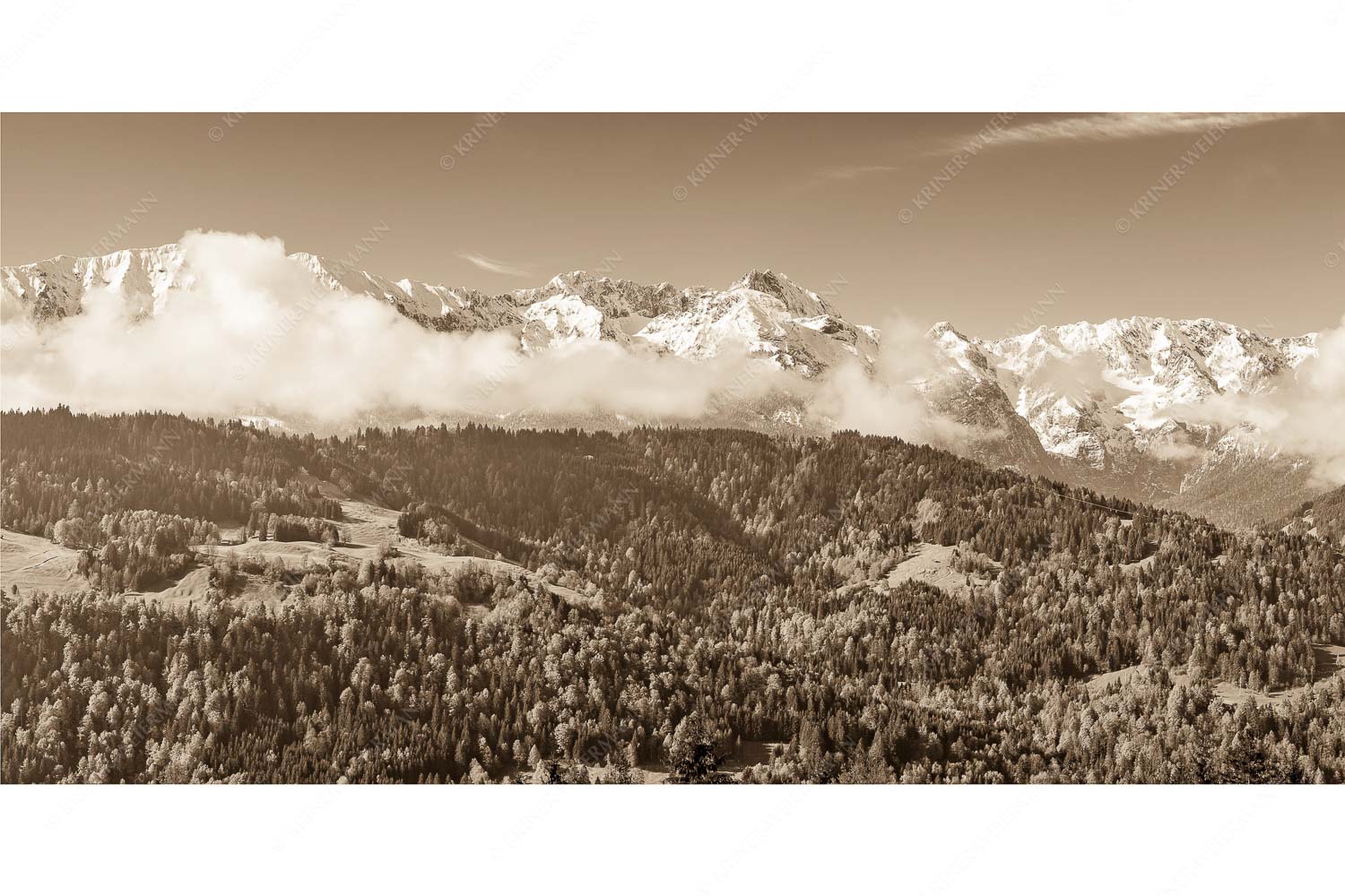 Frühling und Winter – Seitenverhältnis 2:1 — Dreitorspitzen im Wetterstein Erstes Grün im Tal und frischer Schnee auf den Bergen im Wettersteingebirge