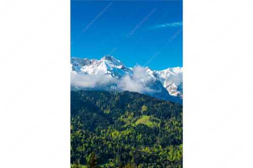 Erstes Grün im Tal und frischer Schnee auf den Bergen im Wettersteingebirge - Frühling und Winter - Seitenverhältnis 2:3 - Dreitorspitzen im Wetterstein - weitere Infos unter https://www.kriner-weiermann.de
