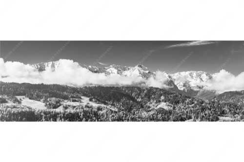 Erstes Grün im Tal und frischer Schnee auf den Bergen im Wettersteingebirge - Frühling und Winter - Seitenverhältnis 3:1 - Dreitorspitzen im Wetterstein - weitere Infos unter https://www.kriner-weiermann.de