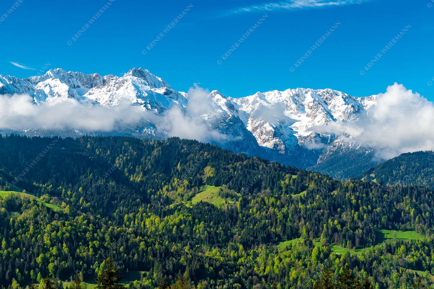 Frühling und Winter – Seitenverhältnis 3:2 — Dreitorspitzen im Wetterstein Erstes Grün im Tal und frischer Schnee auf den Bergen im Wettersteingebirge