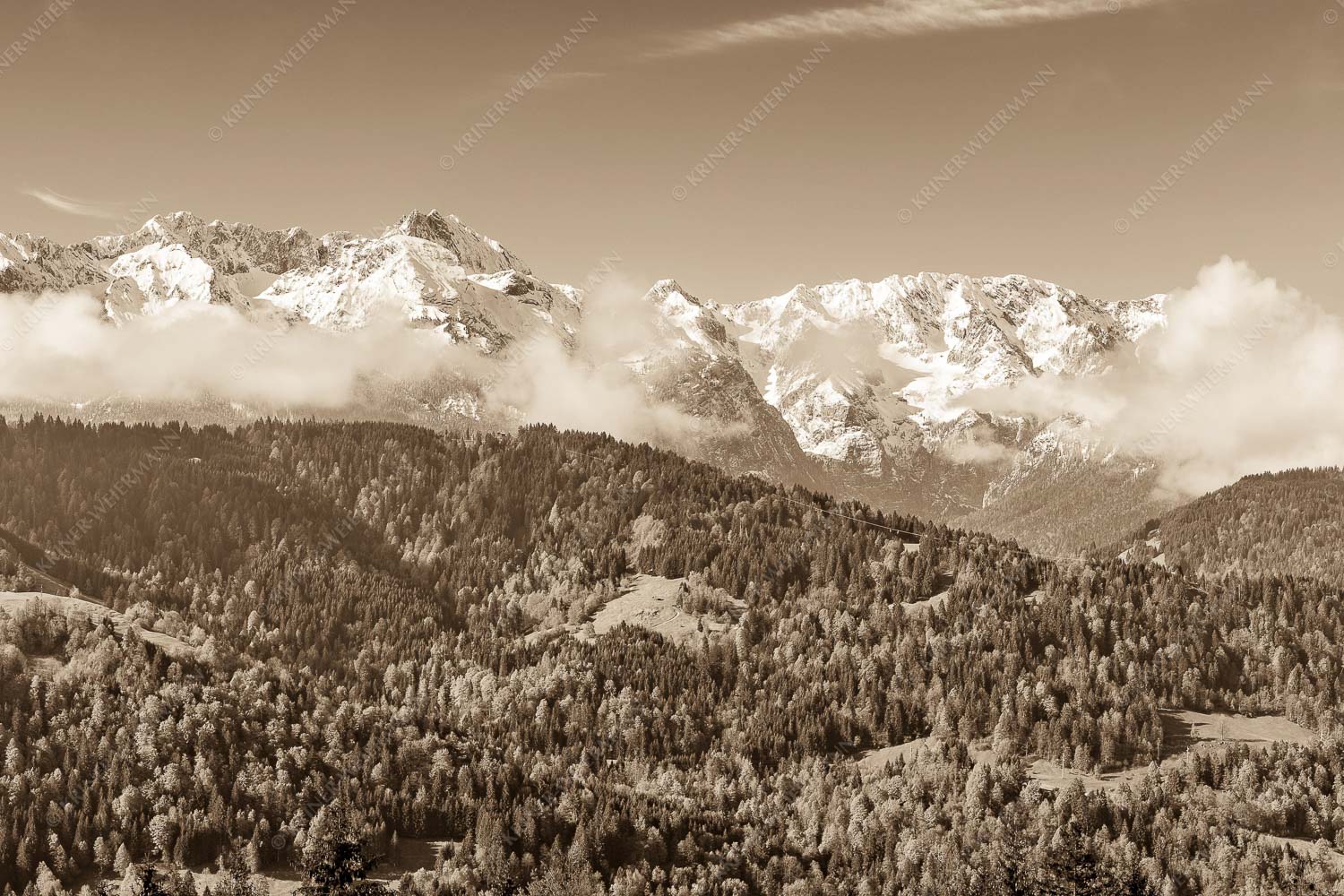 Frühling und Winter – Seitenverhältnis 3:2 — Dreitorspitzen im Wetterstein Erstes Grün im Tal und frischer Schnee auf den Bergen im Wettersteingebirge