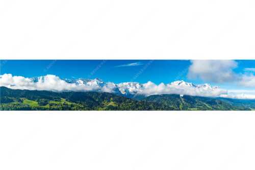Erstes Grün im Tal und frischer Schnee auf den Bergen im Wettersteingebirge - Frühling und Winter - Seitenverhältnis 5:1 - Dreitorspitzen im Wetterstein - weitere Infos unter https://www.kriner-weiermann.de