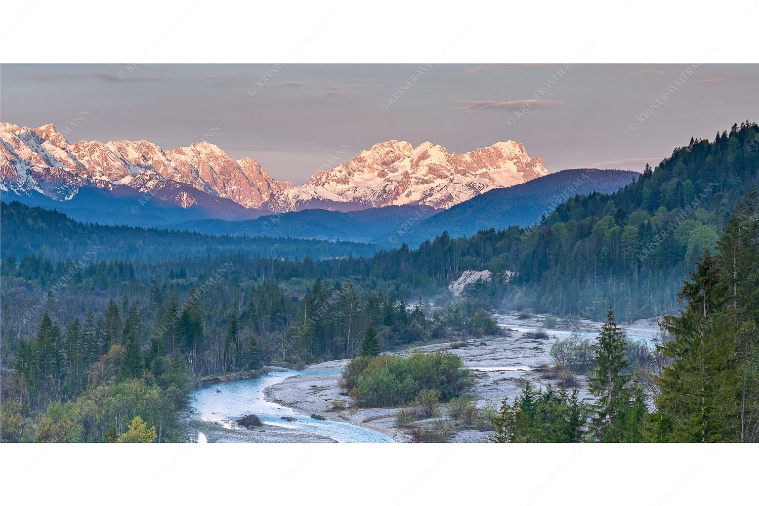 Morgenstimmung im Oberen Isartal mit Blick auf das Zugspitzmassiv
