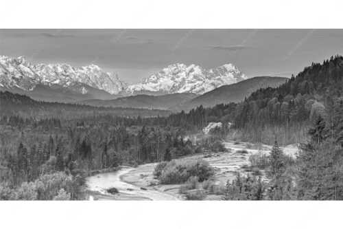 Morgenstimmung im Oberen Isartal mit Blick auf das Zugspitzmassiv - Frühlingsgefühle - Seitenverhältnis 2:1 - Isar mit Wettersteingebirge - weitere Infos unter https://www.kriner-weiermann.de