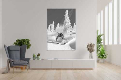 Pulverschnee zwischen angeraumten Bäumen - Fun - Größe ca. 120x180cm, Seitenverhältnis 2:3 - Freeride Skifahren - weitere Infos unter https://www.kriner-weiermann.de