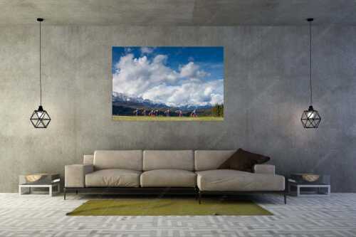 Werdenfelser Alphornbläserinnen bei den Buckelwiesen in Mittenwald - Gänsemarsch - Größe ca. 180x120cm, Seitenverhältnis 3:2 - Alphörner mit Wetterstein - weitere Infos unter https://www.kriner-weiermann.de