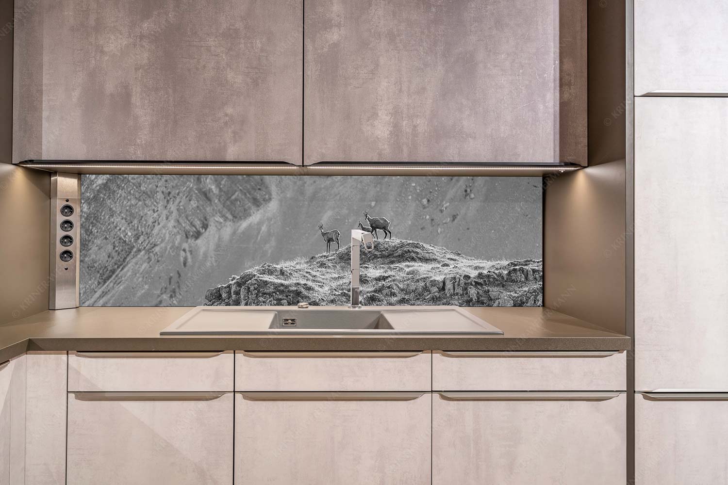 Gamslan – Größe ca. 200x50cm, Seitenverhältnis ca: 4:1 — Gämsen im Karwendel Gämsen mit Kitz im Karwendelgebirge - Gamslan - Größe ca. 200x50cm, Seitenverhältnis ca: 4:1 - Gämsen im Karwendel - weitere Infos unter https://www.kriner-weiermann.de