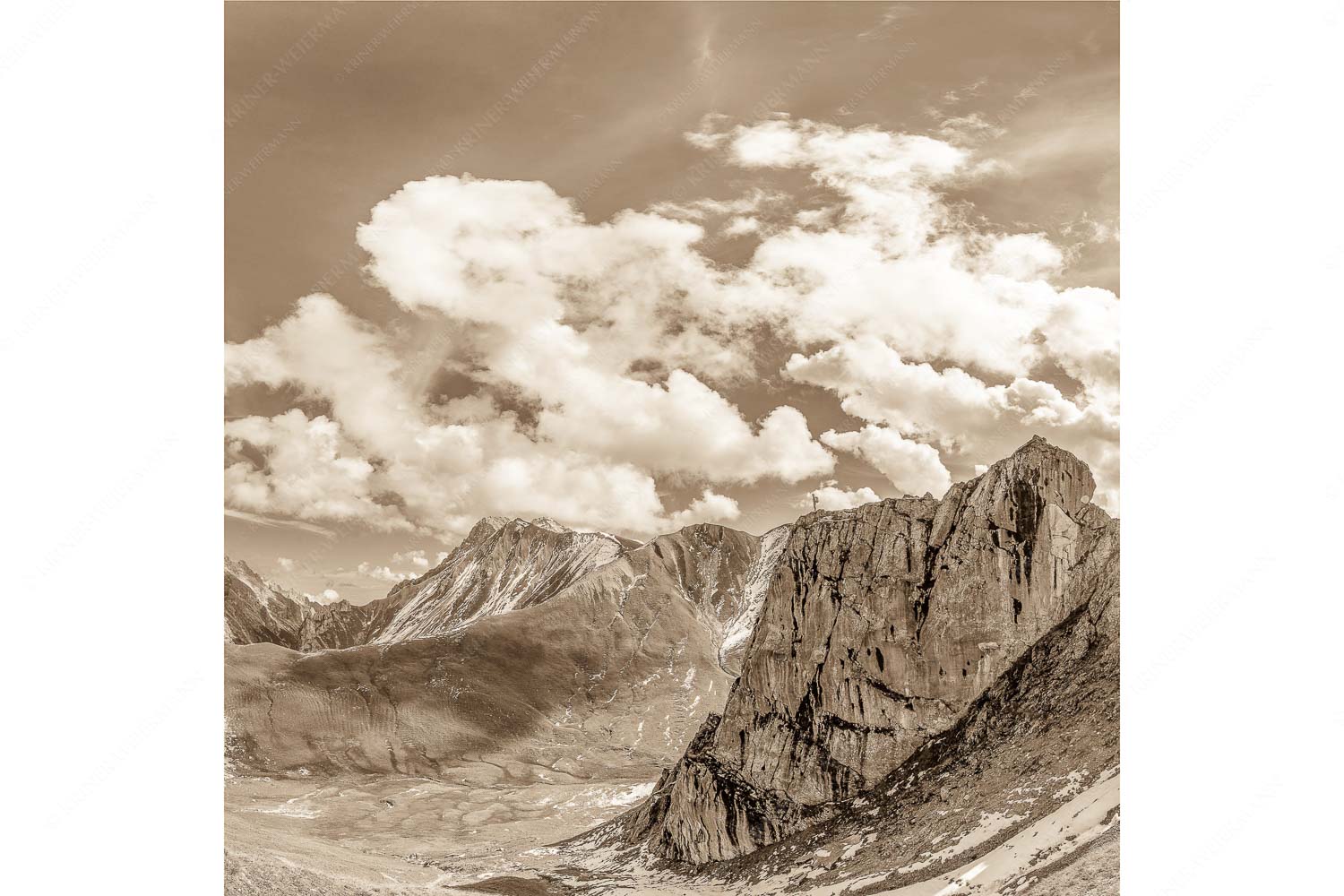Gatterlblick – Seitenverhältnis 1:1 — Gatterl und Hochwanner im Wetterstein Bergsteiger mit Blick aufs Gatterl und kleinem Wanner im Wettersteingenbirge
