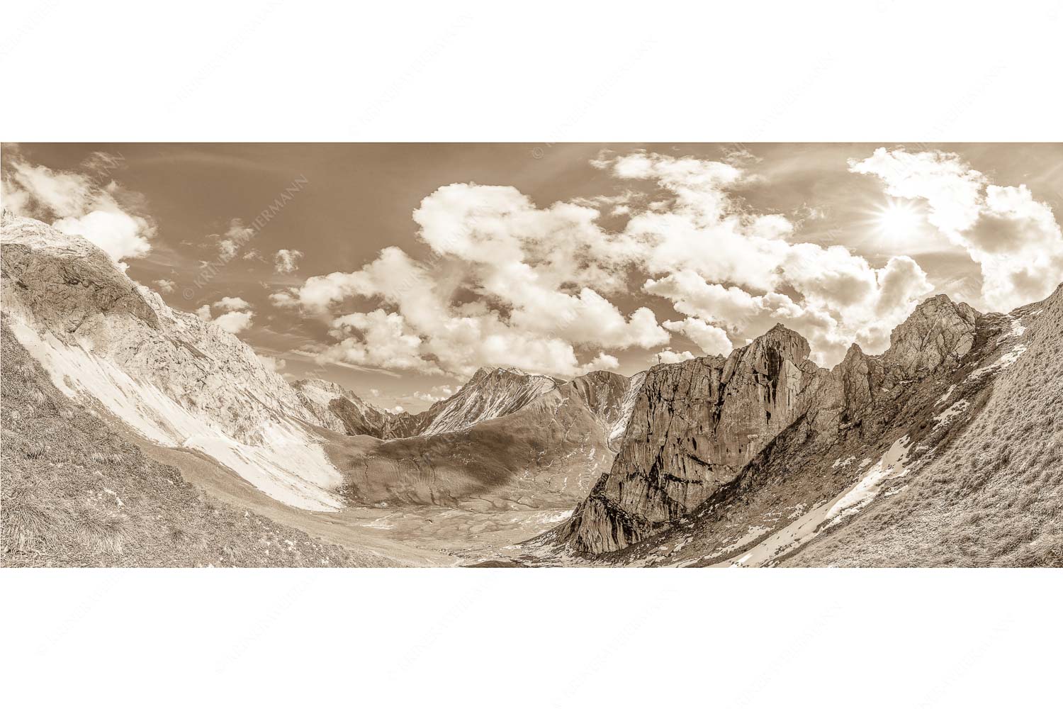 Gatterlblick – Seitenverhältnis 2,5:1 — Gatterl und Hochwanner im Wetterstein Bergsteiger mit Blick aufs Gatterl und kleinem Wanner im Wettersteingenbirge