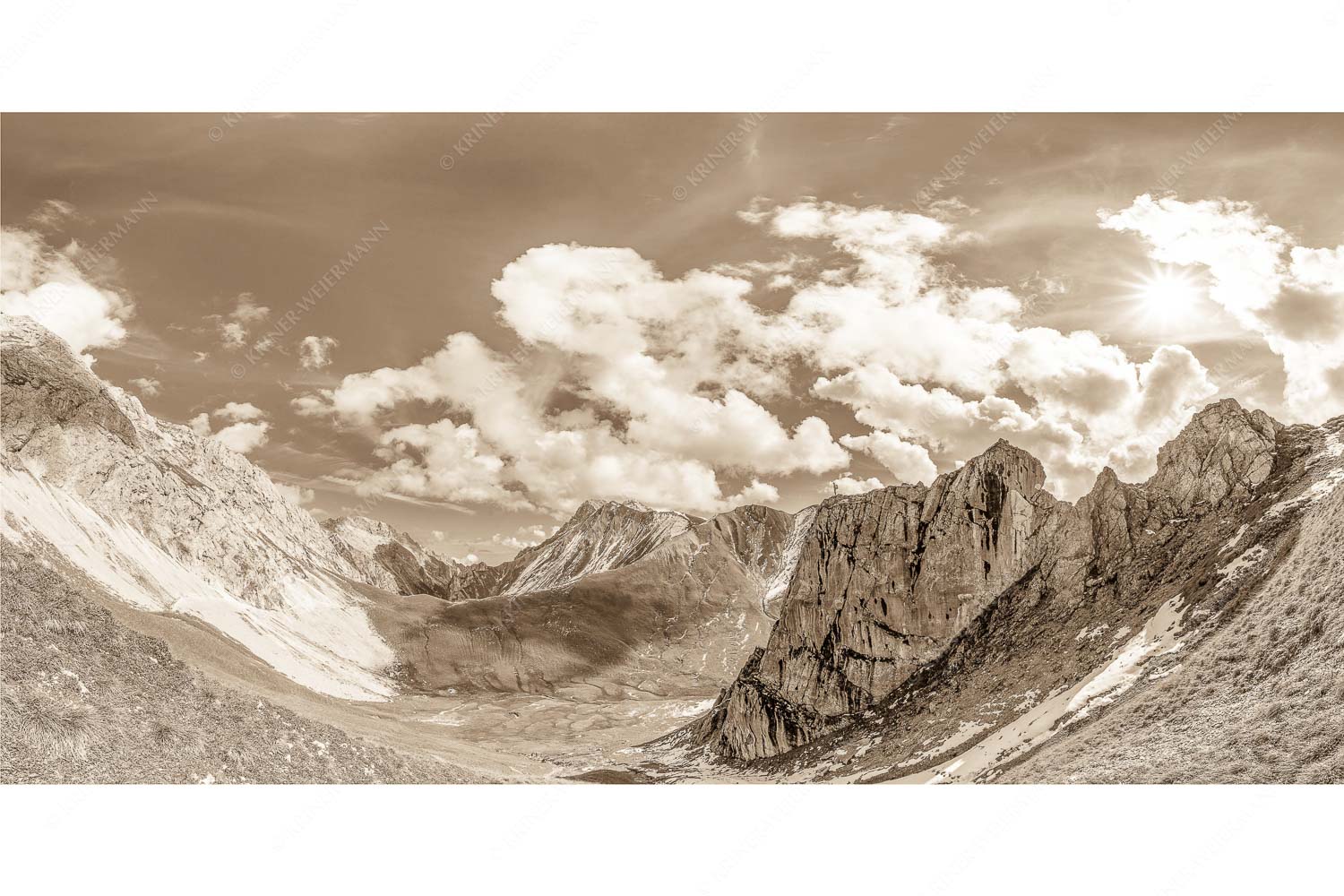 Gatterlblick – Seitenverhältnis 2:1 — Gatterl und Hochwanner im Wetterstein Bergsteiger mit Blick aufs Gatterl und kleinem Wanner im Wettersteingenbirge