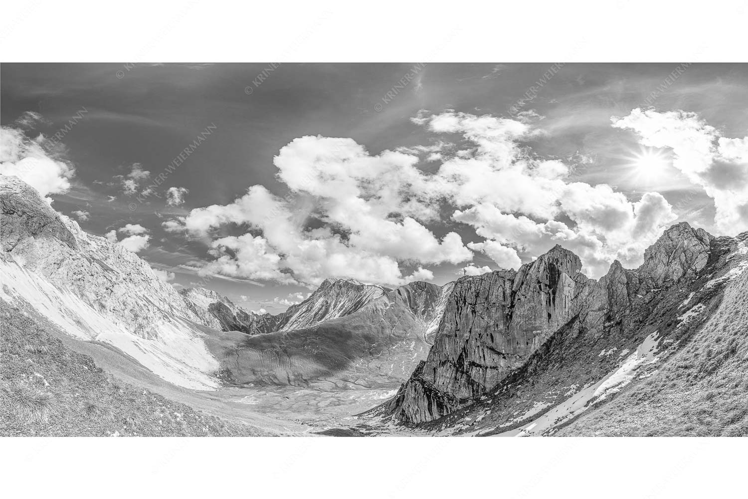 Bergsteiger mit Blick aufs Gatterl und kleinem Wanner im Wettersteingenbirge