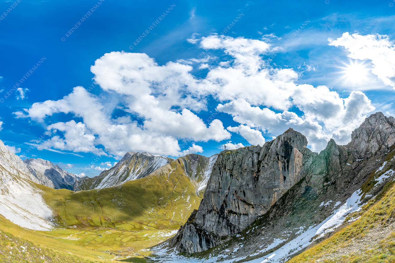 Gatterlblick – Seitenverhältnis 3:2 — Gatterl und Hochwanner im Wetterstein Bergsteiger mit Blick aufs Gatterl und kleinem Wanner im Wettersteingenbirge