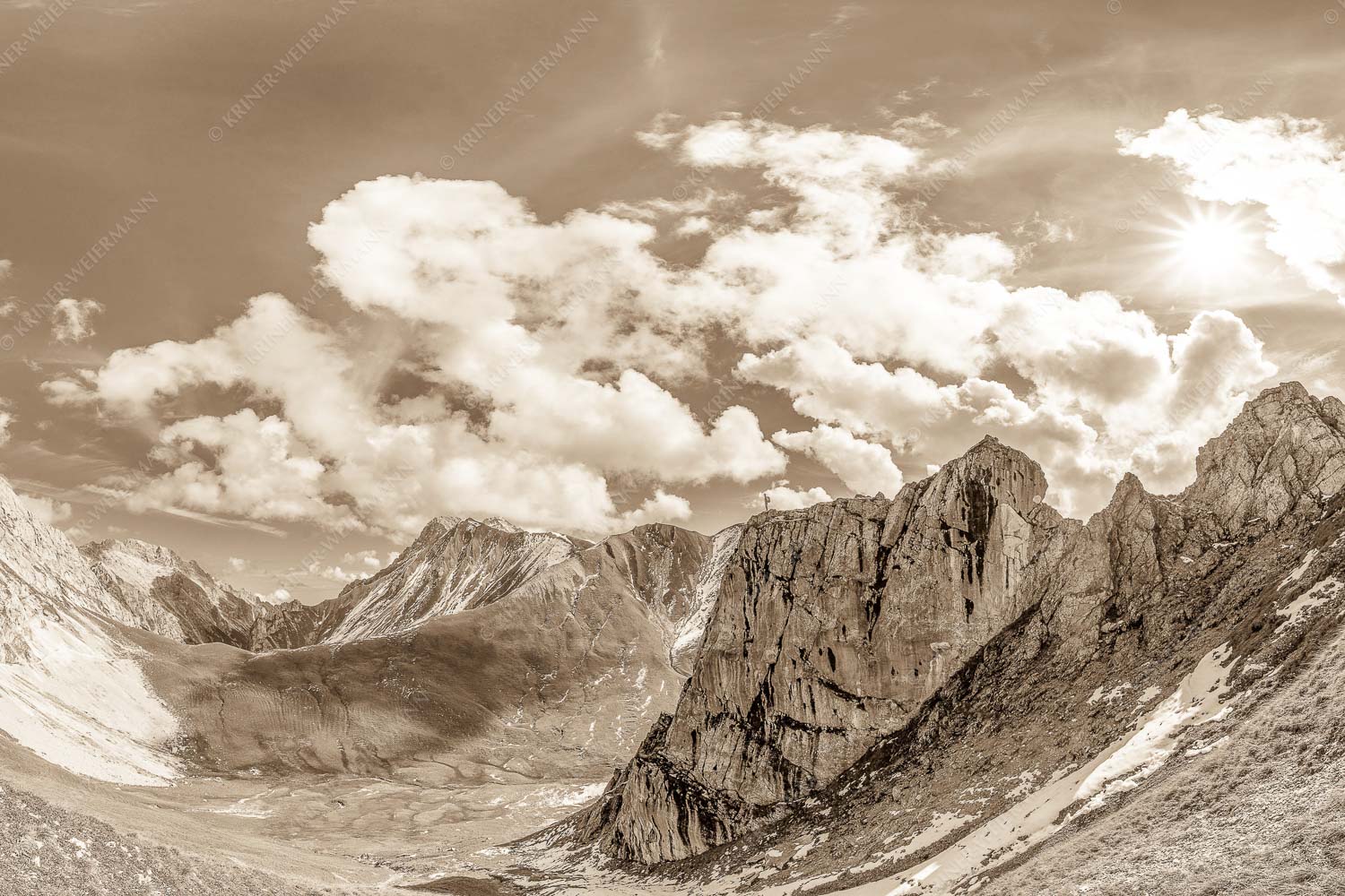 Bergsteiger mit Blick aufs Gatterl und kleinem Wanner im Wettersteingenbirge