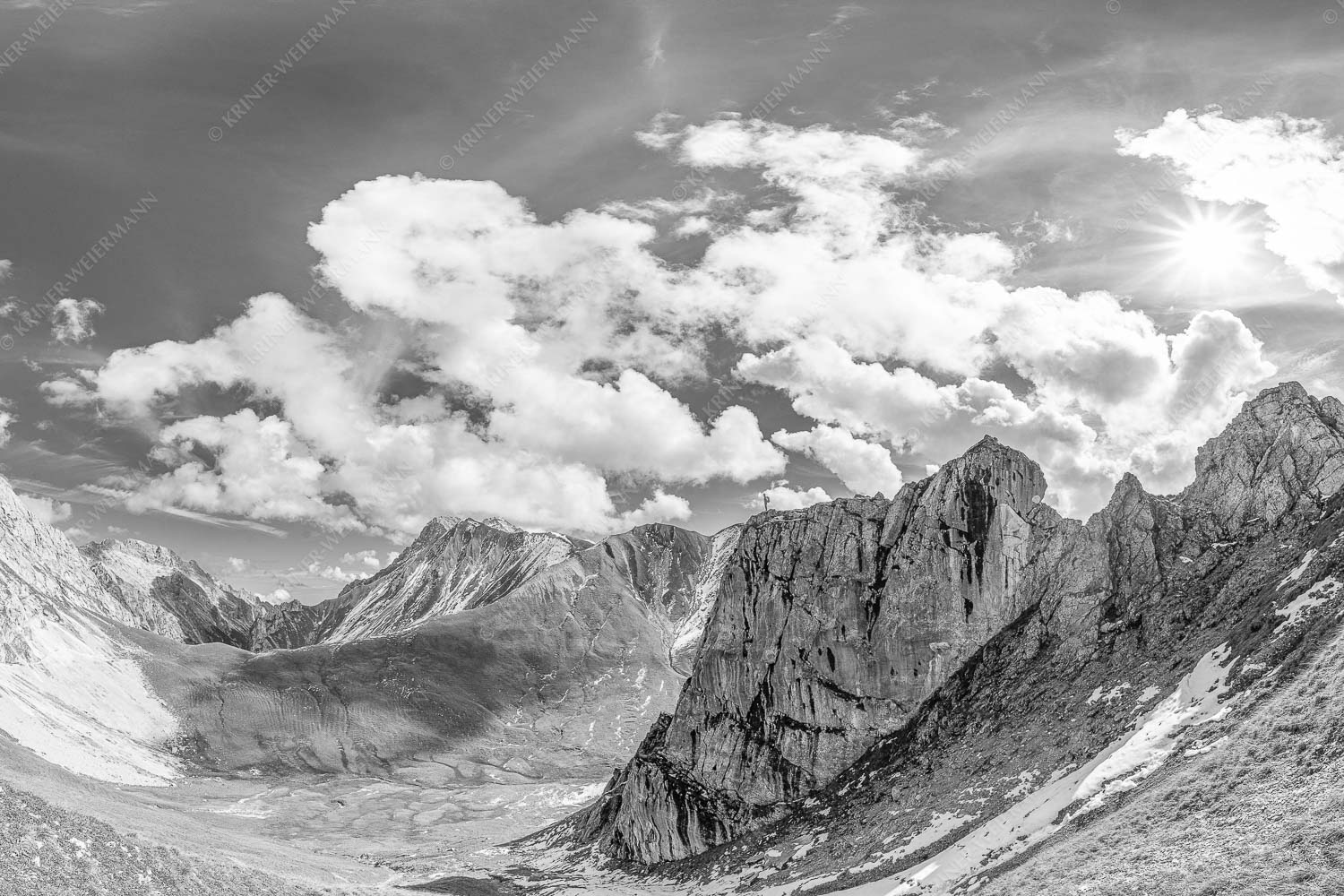 Gatterlblick – Seitenverhältnis 3:2 — Gatterl und Hochwanner im Wetterstein Bergsteiger mit Blick aufs Gatterl und kleinem Wanner im Wettersteingenbirge