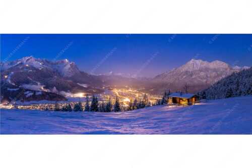 Blick über die Eckenhütte mit Garmisch-Partenkirchen und Zugspitzmassiv - Gegenpol - Seitenverhältnis 2,5:1 - Advent an Eckenhütte mit Garmisch-Partenkirchen - weitere Infos unter https://www.kriner-weiermann.de
