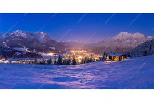 Blick über die Eckenhütte mit Garmisch-Partenkirchen und Zugspitzmassiv - Gegenpol - Seitenverhältnis 2:1 - Advent an Eckenhütte mit Garmisch-Partenkirchen - weitere Infos unter https://www.kriner-weiermann.de