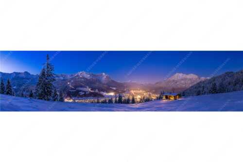 Blick über die Eckenhütte mit Garmisch-Partenkirchen und Zugspitzmassiv - Gegenpol - Seitenverhältnis 4:1 - Advent an Eckenhütte mit Garmisch-Partenkirchen - weitere Infos unter https://www.kriner-weiermann.de