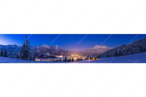 Blick über die Eckenhütte mit Garmisch-Partenkirchen und Zugspitzmassiv - Gegenpol - Seitenverhältnis 5:1 - Advent an Eckenhütte mit Garmisch-Partenkirchen - weitere Infos unter https://www.kriner-weiermann.de