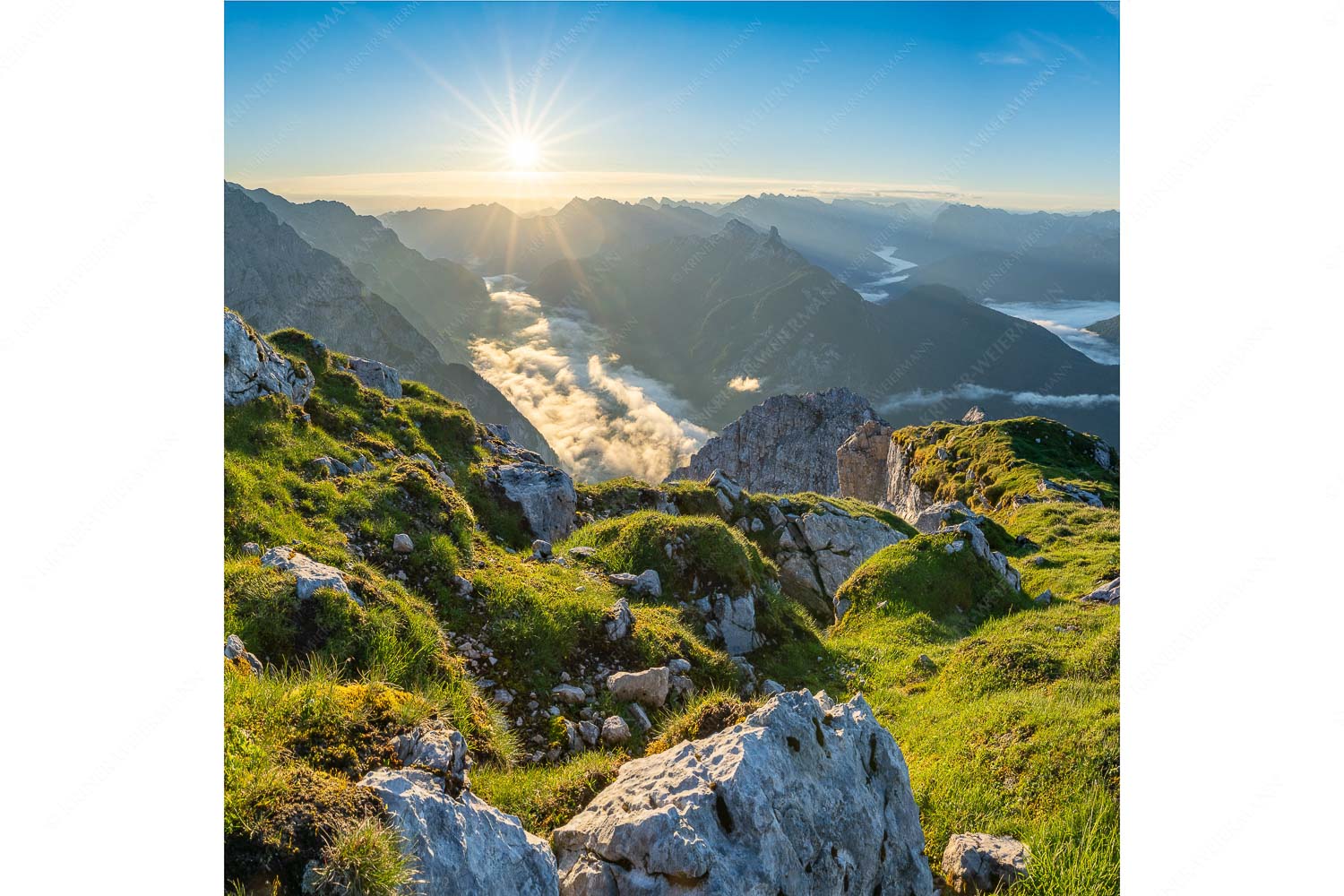 Gehrenspitzmorgen – Seitenverhältnis 1:1 — Gehrenspitze mit Leutaschtal Blick von der Gehrenspitze im Wetterstein übers Leutaschtal in den Sonnenaufgang