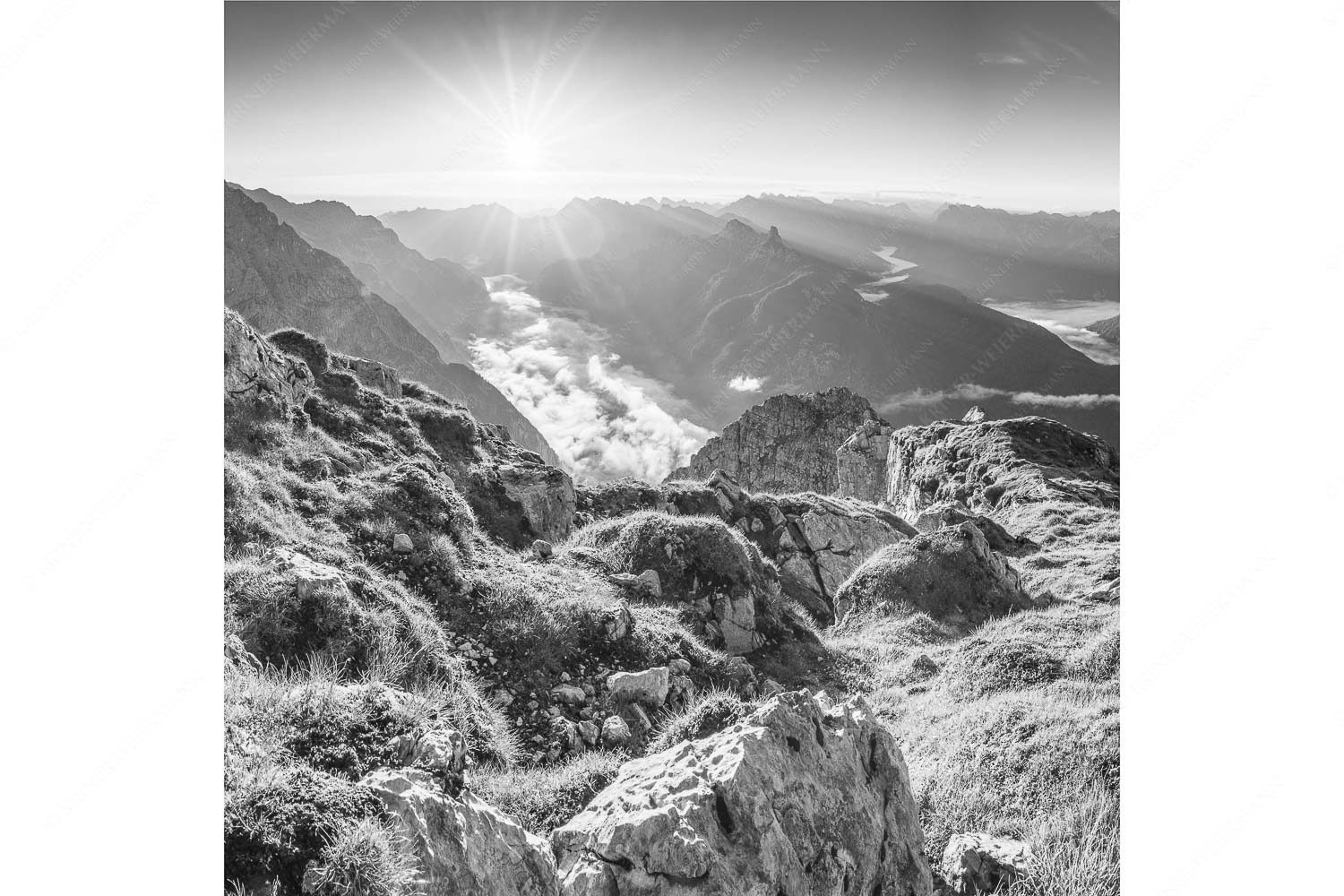 Blick von der Gehrenspitze im Wetterstein übers Leutaschtal in den Sonnenaufgang