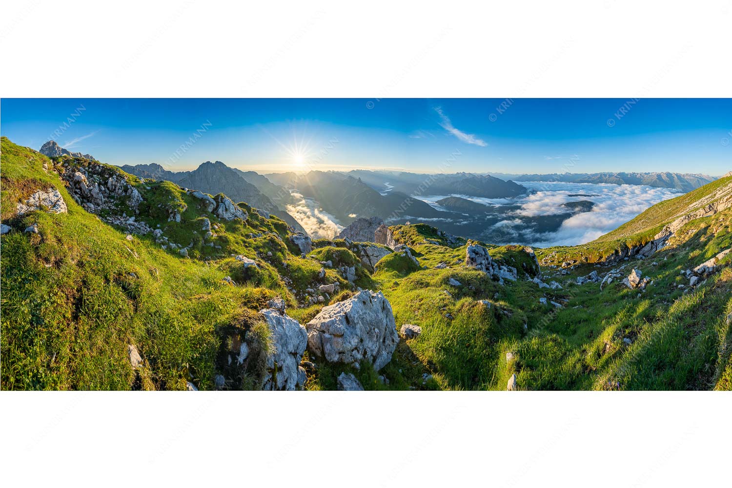 Gehrenspitzmorgen – Seitenverhältnis 2,5:1 — Gehrenspitze mit Leutaschtal Blick von der Gehrenspitze im Wetterstein übers Leutaschtal in den Sonnenaufgang