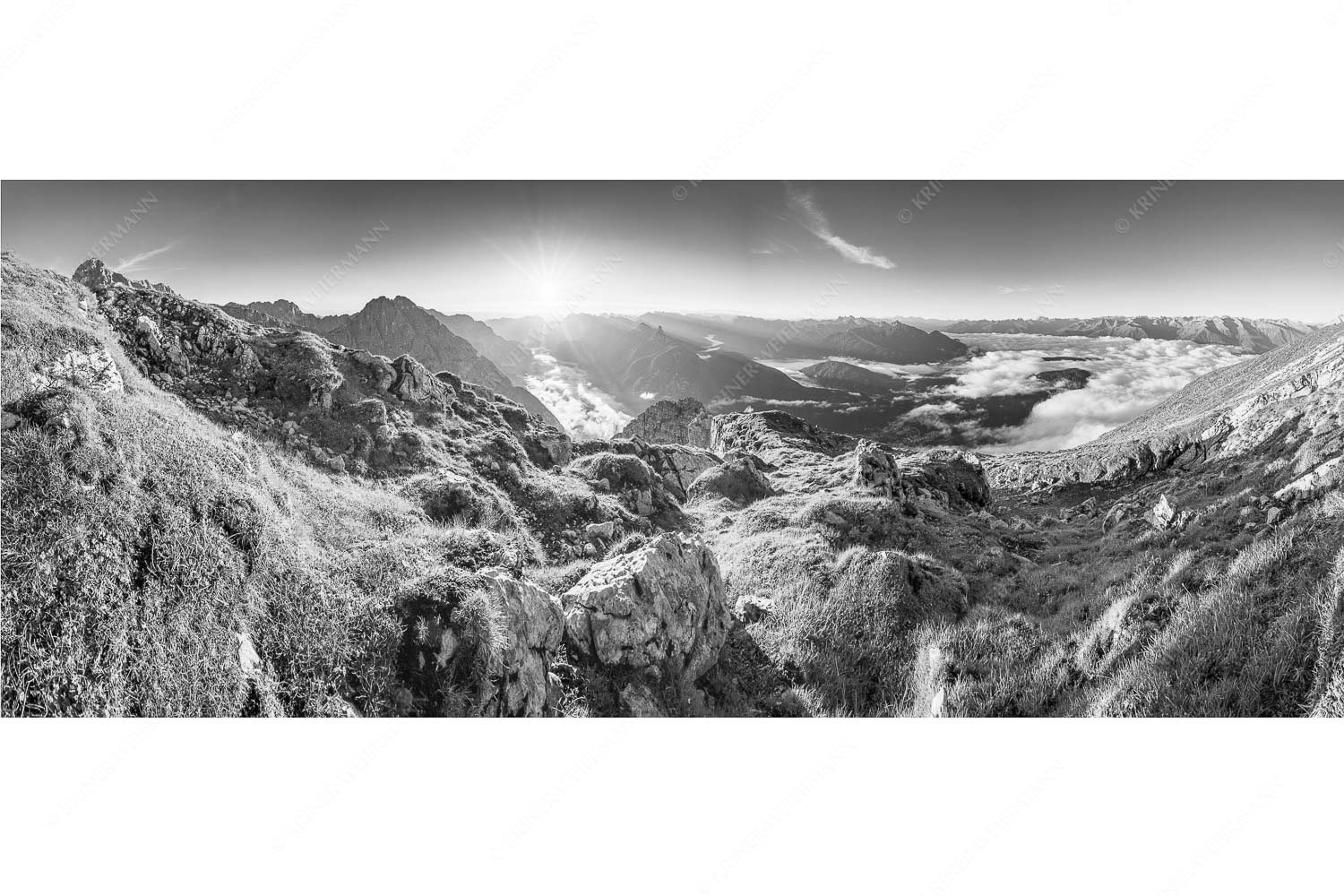 Blick von der Gehrenspitze im Wetterstein übers Leutaschtal in den Sonnenaufgang