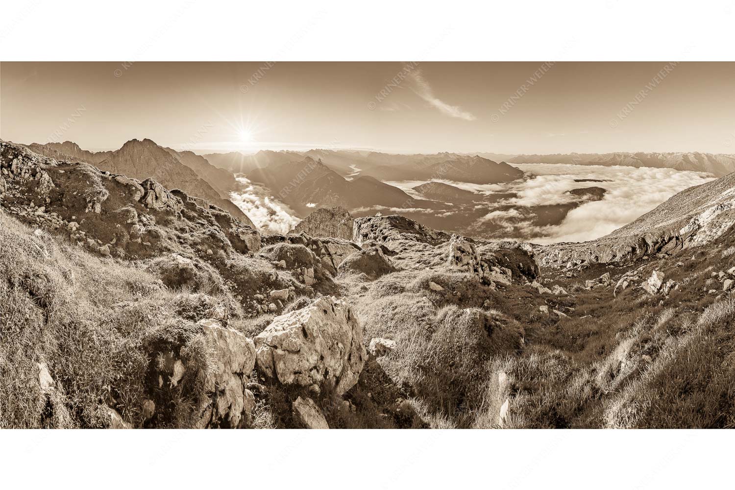 Gehrenspitzmorgen – Seitenverhältnis 2:1 — Gehrenspitze mit Leutaschtal Blick von der Gehrenspitze im Wetterstein übers Leutaschtal in den Sonnenaufgang