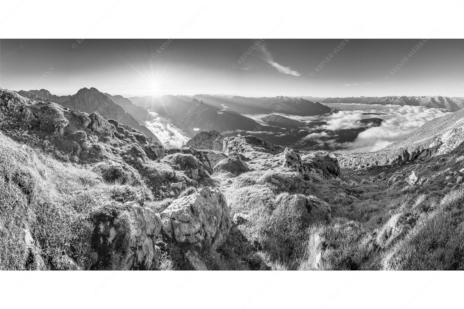 Blick von der Gehrenspitze im Wetterstein übers Leutaschtal in den Sonnenaufgang