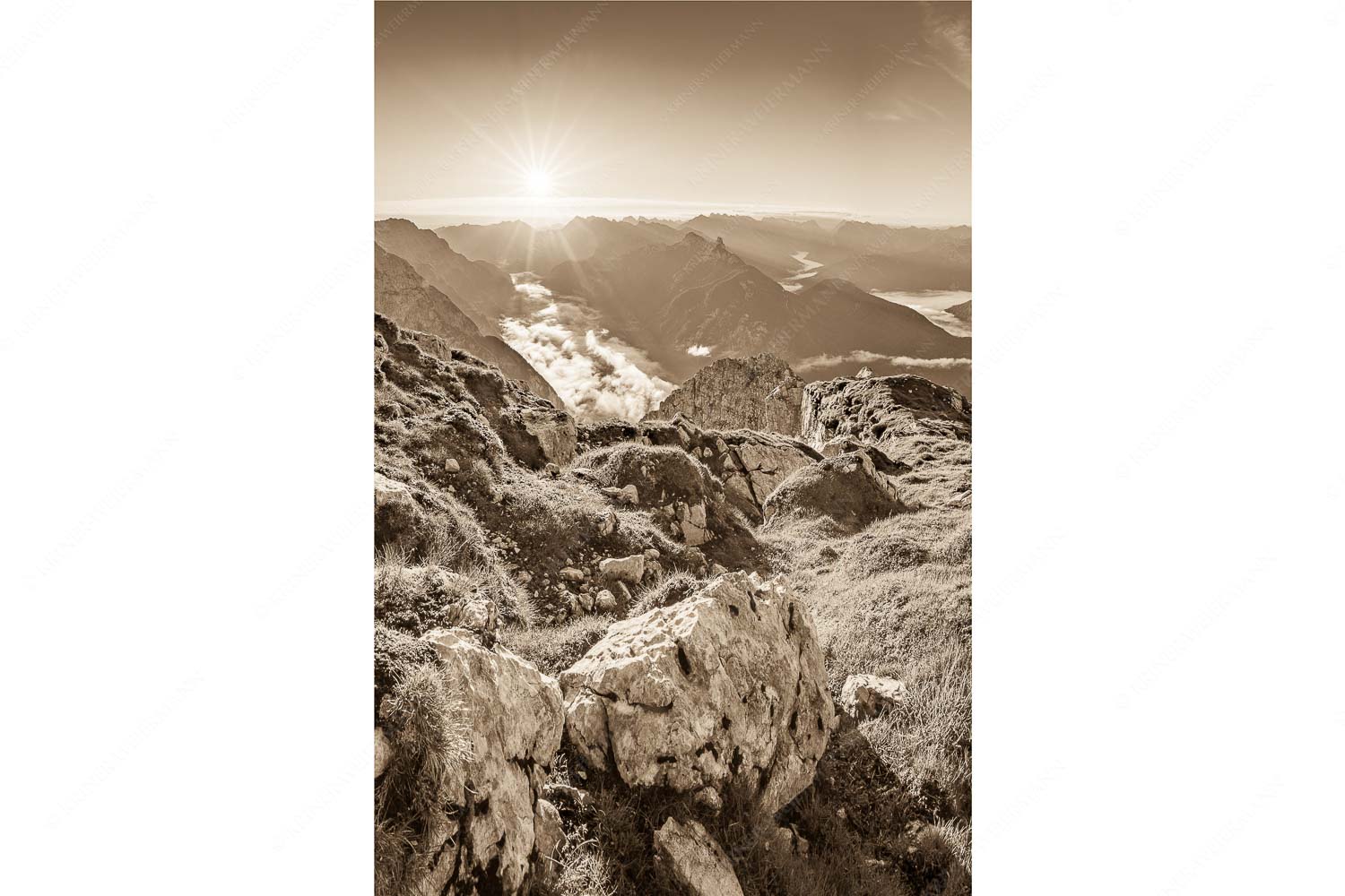 Gehrenspitzmorgen – Seitenverhältnis 2:3 — Gehrenspitze mit Leutaschtal Blick von der Gehrenspitze im Wetterstein übers Leutaschtal in den Sonnenaufgang