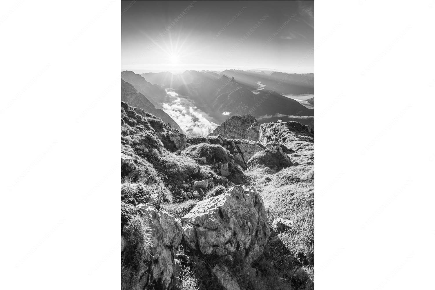 Blick von der Gehrenspitze im Wetterstein übers Leutaschtal in den Sonnenaufgang