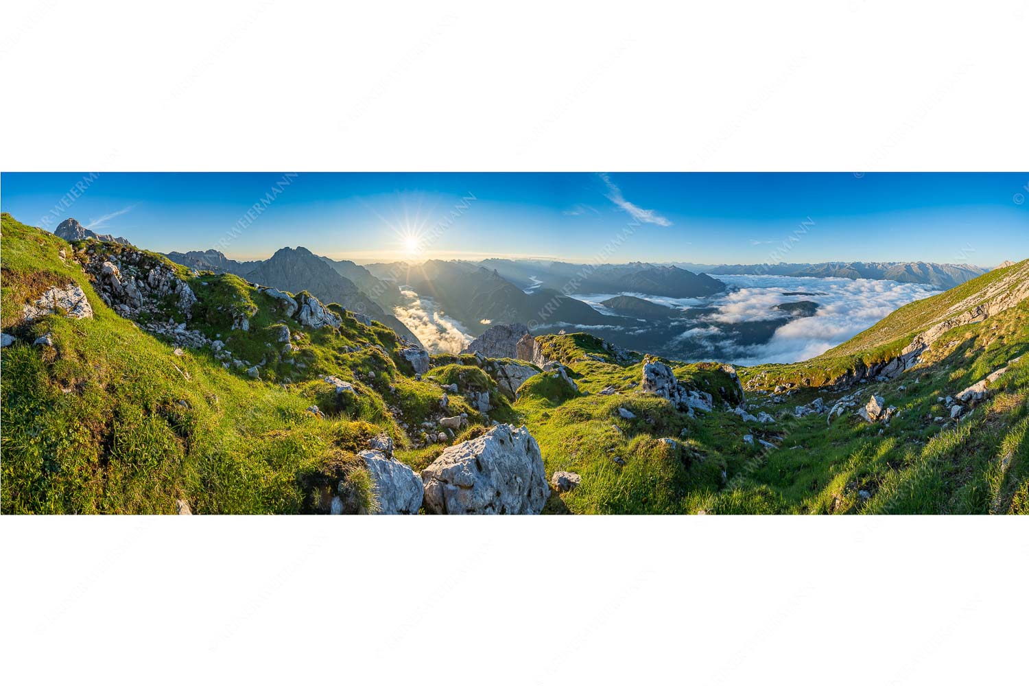 Blick von der Gehrenspitze im Wetterstein übers Leutaschtal in den Sonnenaufgang
