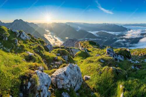 Blick von der Gehrenspitze im Wetterstein übers Leutaschtal in den Sonnenaufgang - Gehrenspitzmorgen - Seitenverhältnis 3:2 - Gehrenspitze mit Leutaschtal - weitere Infos unter https://www.kriner-weiermann.de