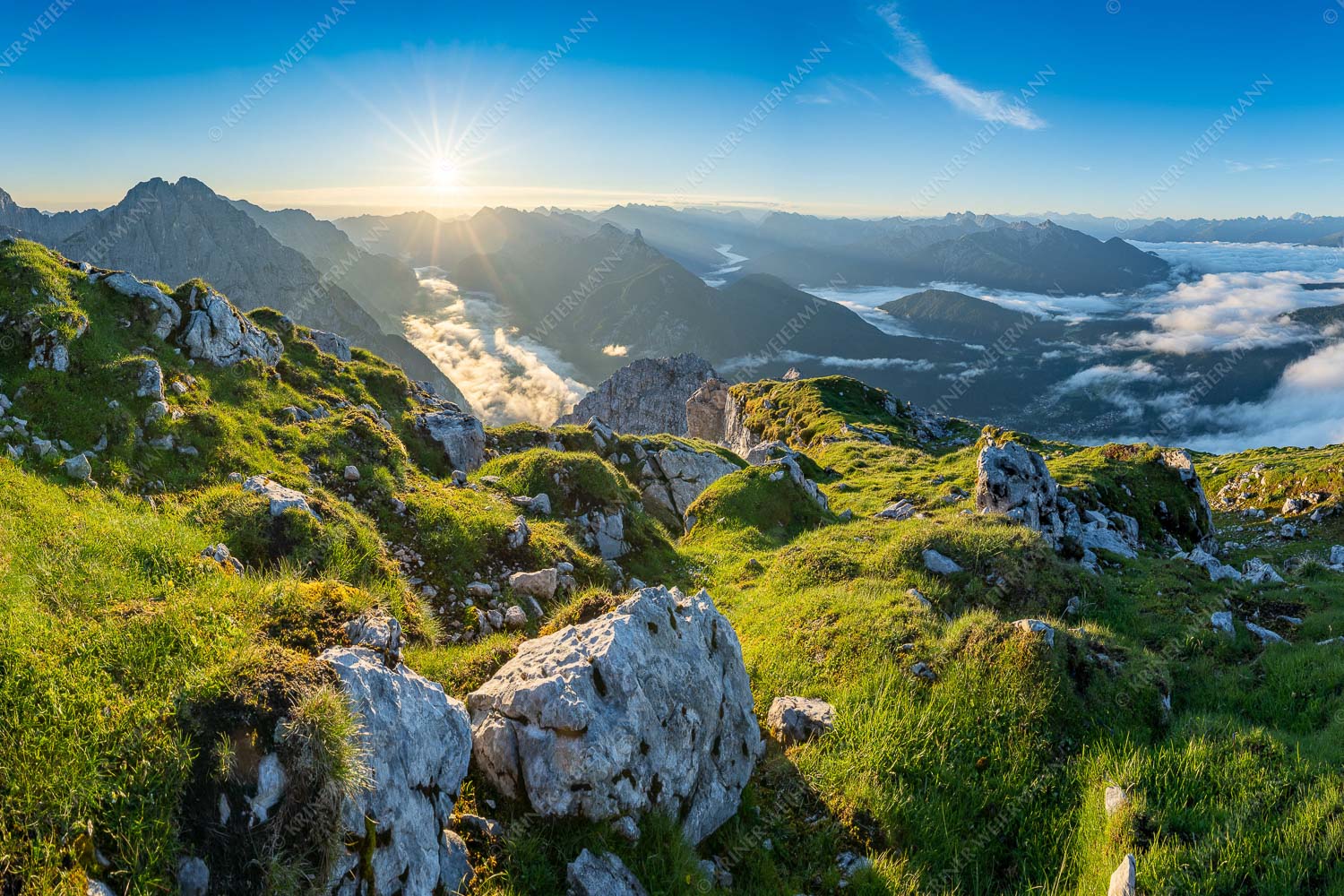 Blick von der Gehrenspitze im Wetterstein übers Leutaschtal in den Sonnenaufgang