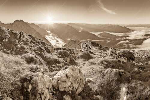 Blick von der Gehrenspitze im Wetterstein übers Leutaschtal in den Sonnenaufgang - Gehrenspitzmorgen - Seitenverhältnis 3:2 - Gehrenspitze mit Leutaschtal - weitere Infos unter https://www.kriner-weiermann.de