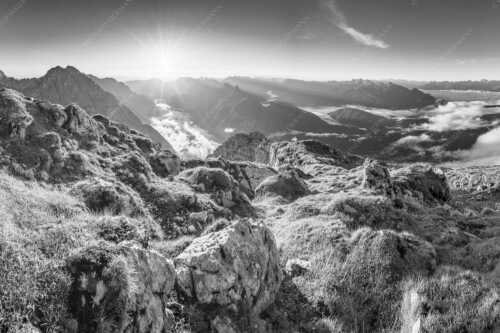 Blick von der Gehrenspitze im Wetterstein übers Leutaschtal in den Sonnenaufgang - Gehrenspitzmorgen - Seitenverhältnis 3:2 - Gehrenspitze mit Leutaschtal - weitere Infos unter https://www.kriner-weiermann.de
